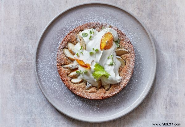 Baking well:vegan apple pie with vegetable whipped cream 