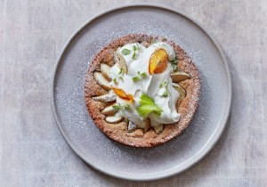 Baking well:vegan apple pie with vegetable whipped cream 