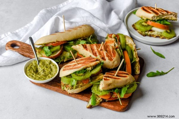 Breakfast recipe:panini with chicken, mozzarella and kiwi pesto 