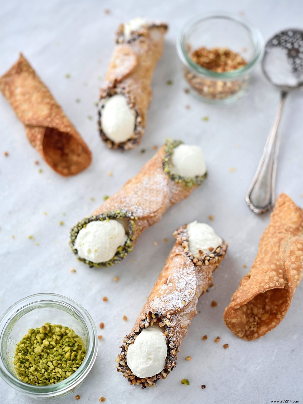 Recipe for Sicilian cannoli with pistachio and hazelnut 