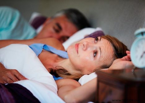 Does it help to go to bed early if you suffer from sleepless nights? 