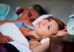 Does it help to go to bed early if you suffer from sleepless nights? 