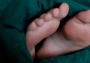 Do you sleep faster if your feet are not under the blanket? 