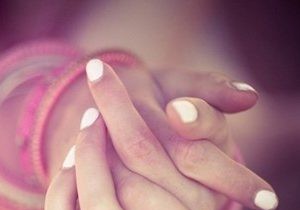 Trend:white nail polish 