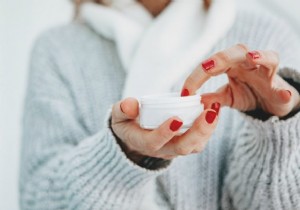 8 tips to keep your hands soft in the colder months 