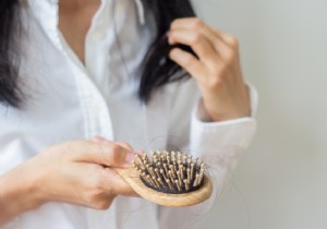 5 signs that you are suffering from excessive hair loss 