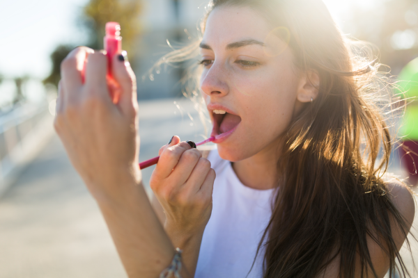 Make your own lip gloss in 4 steps 