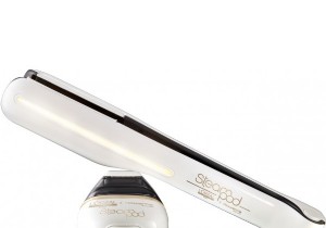 Enjoy silky hair with the steam straightener 