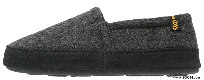 12 x nice slippers to keep your feet warm 