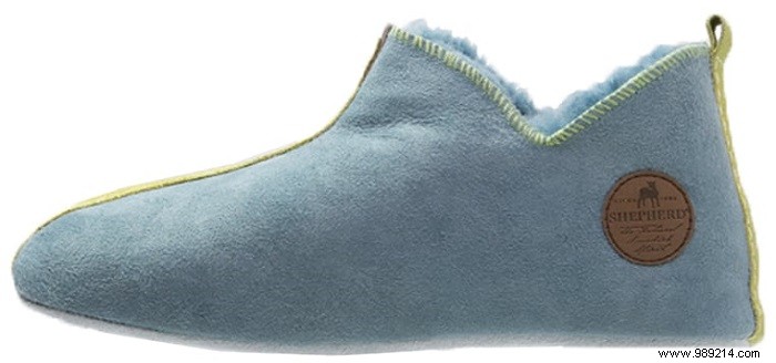 12 x nice slippers to keep your feet warm 