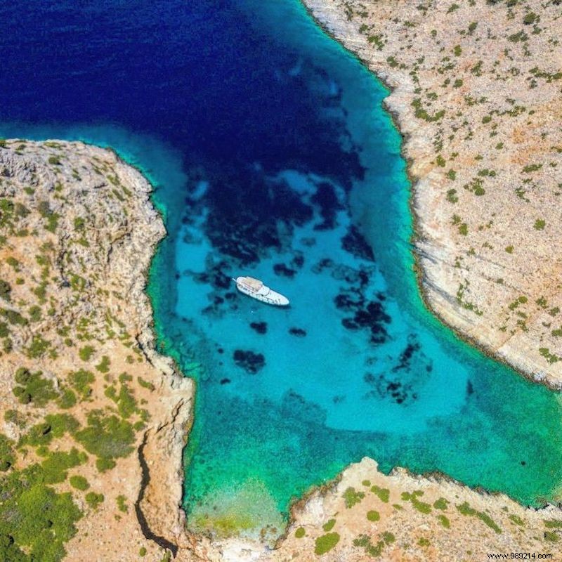 Island hopping in Greece:three great experiences 