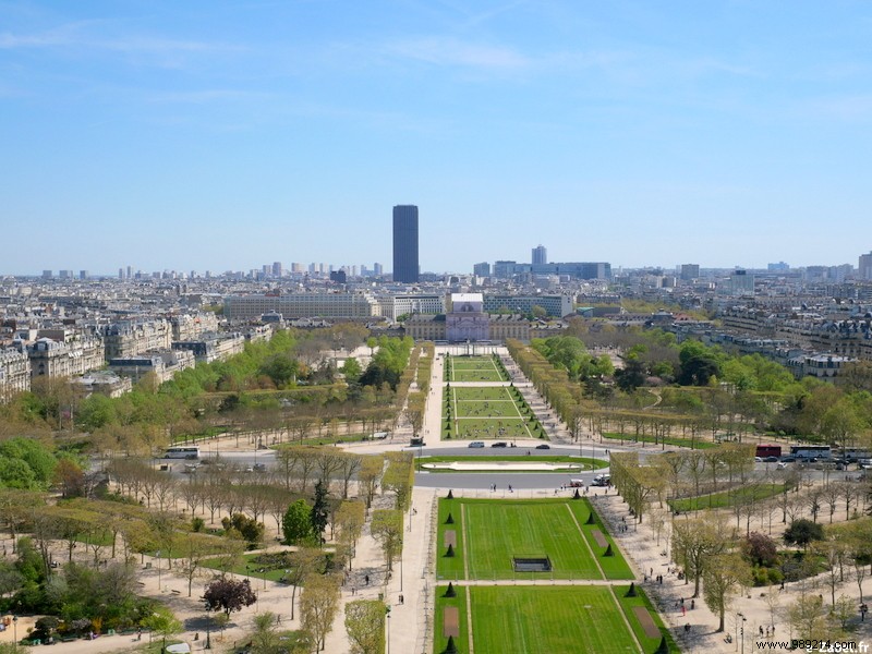 Making tourists – Paris seen from the Eiffel Tower 