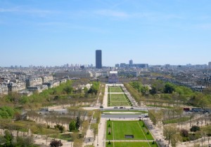 Making tourists – Paris seen from the Eiffel Tower 