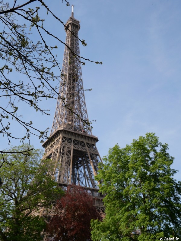 Making tourists – Paris seen from the Eiffel Tower 