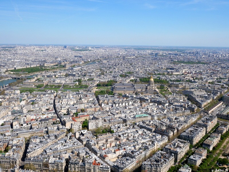 Making tourists – Paris seen from the Eiffel Tower 