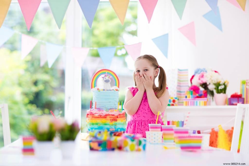 How to make a birthday decoration for her daughter? 