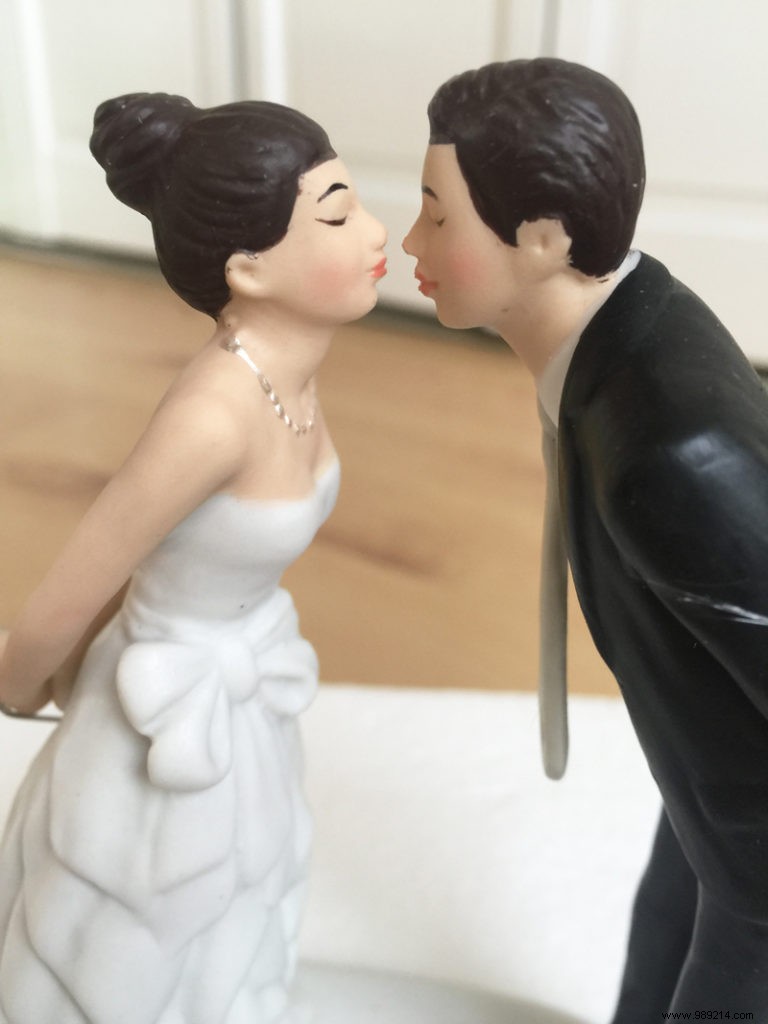 How to choose an original wedding figurine? 