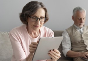 What are the habits of seniors with screens? 