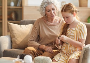 Learning to knit with seniors:a new trend? 