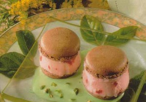 Chocolate/strawberry macaroons with pistachio cream 