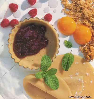 Walnut tartlets, raspberry coulis and fresh lemon balm 