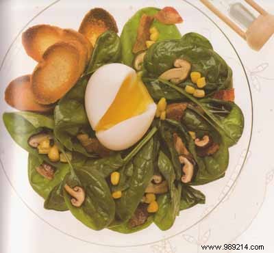 Spinach leaves with soft-boiled egg and oak lentins, garlic croutons 