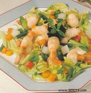 Salad of blue prawns with salmon eggs 