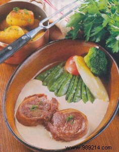 Noisettes of lamb with floc de Gascogne, golden apples and gourmet peas 