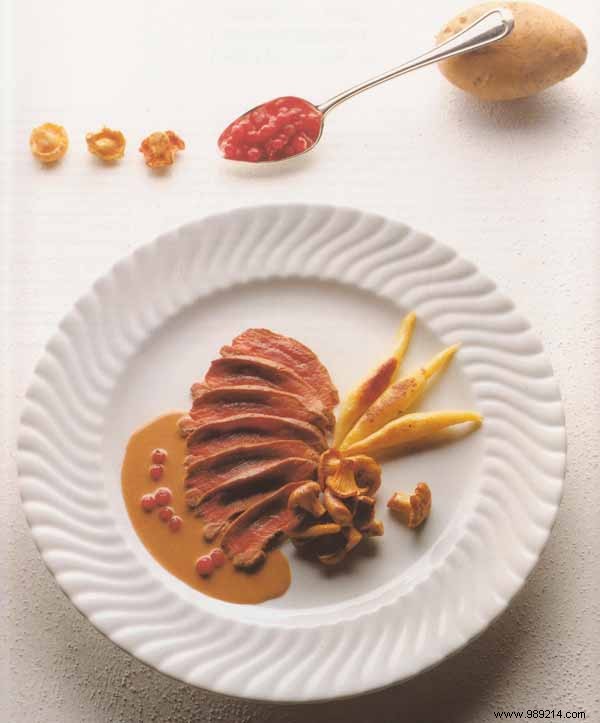 Range of venison fillet with chanterelle mushrooms and puffed potatoes 