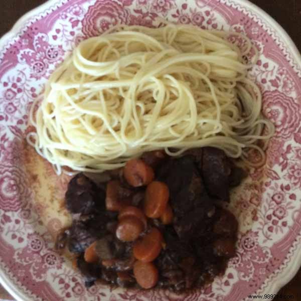 Stir-fried beef with carrots, ginger and red curry 