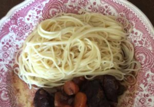 Stir-fried beef with carrots, ginger and red curry 