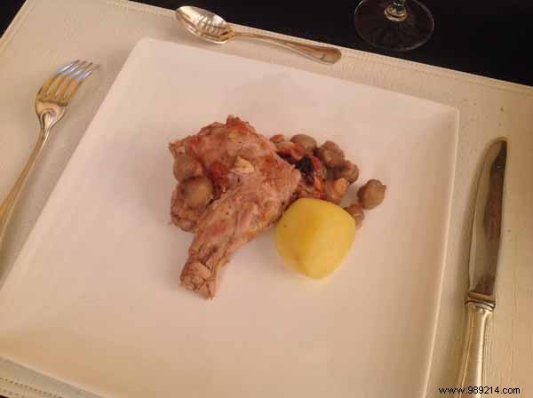 Sauteed rabbit with garlic and white wine, button mushrooms 