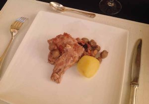 Sauteed rabbit with garlic and white wine, button mushrooms 