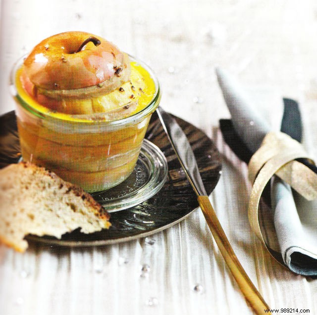 Small jars of apples and foie gras 