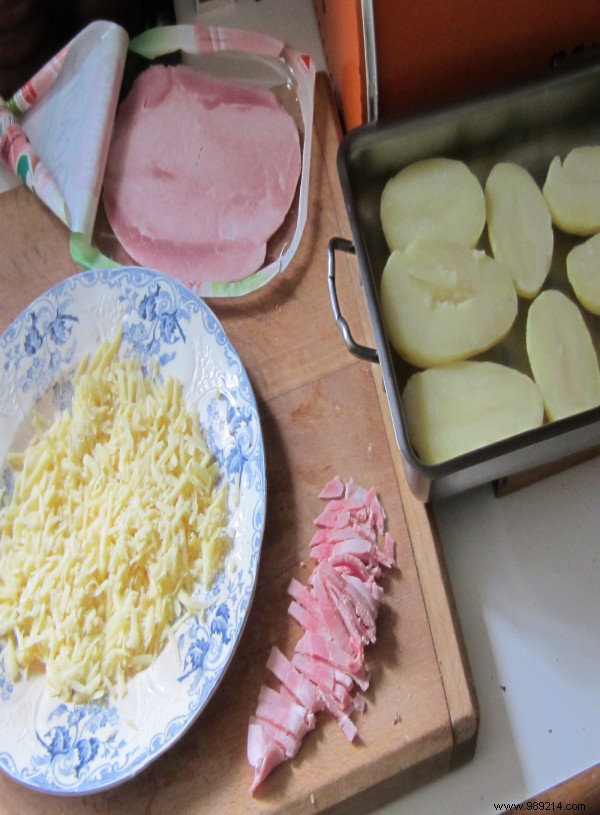 Roasted potato with Paris ham, grated cheese and coarse pepper 