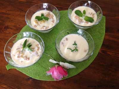 Mango panna cotta with vanilla sugar and lemon balm 