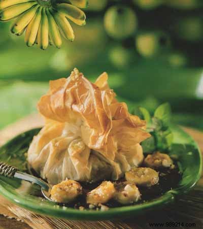 Chaplains of frecinettes with chocolate and spices, pistachio and hazelnut sauce 