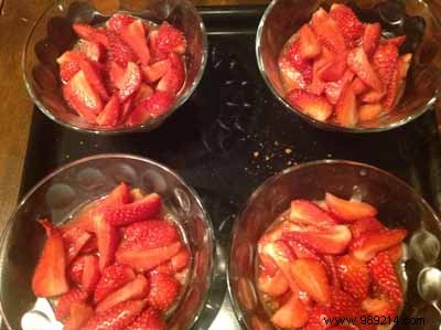 Verrine of pannacotta with Tahitian vanilla, Gariguette strawberry salad with speculoos 