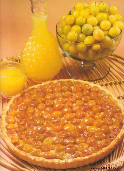 Mirabelle plum tart with almonds 