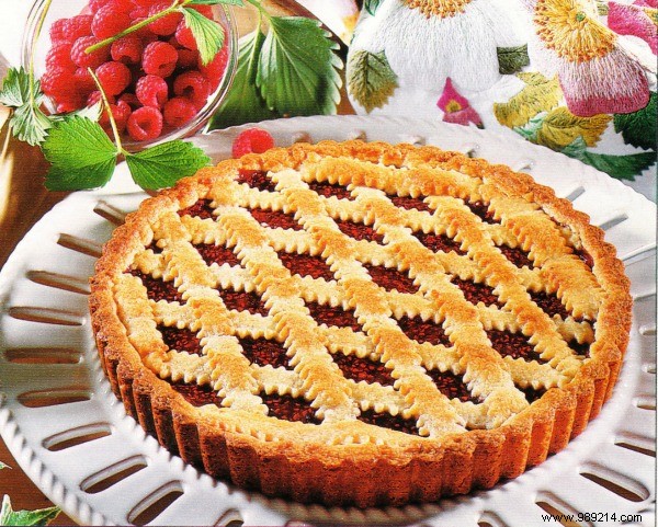 Linzer torte with fresh raspberries 