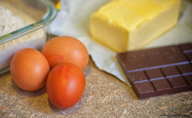 Chocolate cake and fruit juice:ideal snack for children 