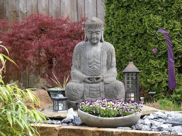 The wooden terrace and the garden 