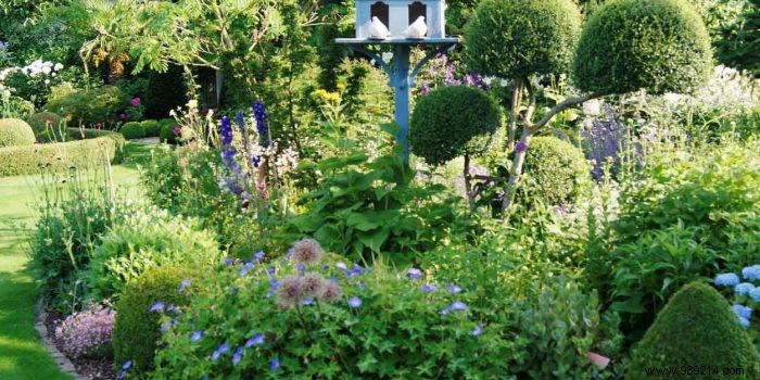 Beautify the exterior of the house with an ornamental garden 