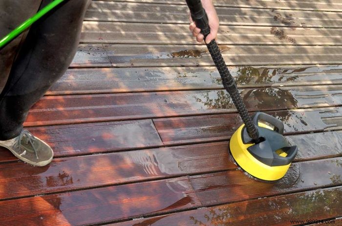 How to clean a wooden deck? 