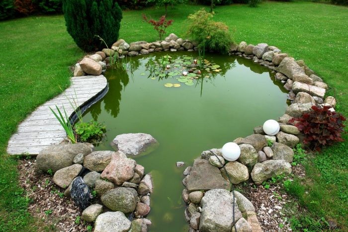 Install a harmonious pond to beautify the garden 