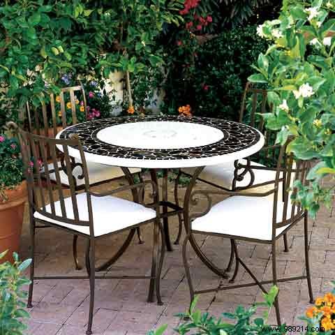 Tips for properly maintaining your iron garden furniture 