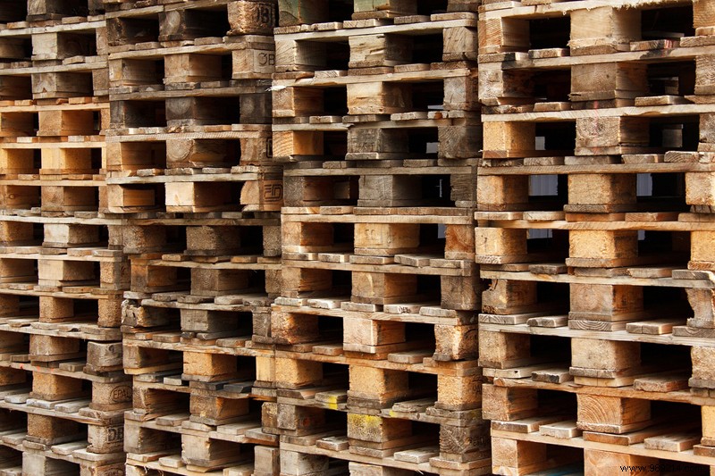 Make a toy box with a scrap pallet 