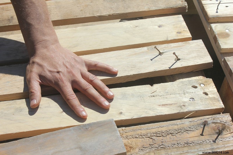 Make a toy box with a scrap pallet 