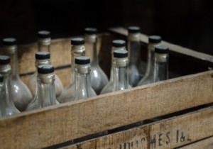 Crates and boxes in reclaimed wood for an original decoration 