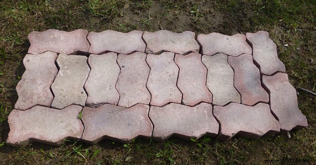 How to lay interlocking pavers on a terrace or garden path? 